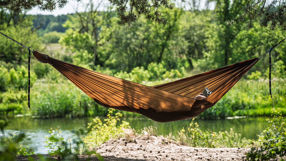 Hamak turystyczny Lesovik BYSTRY - lekki i uniwersalny - kolor: Choco Root